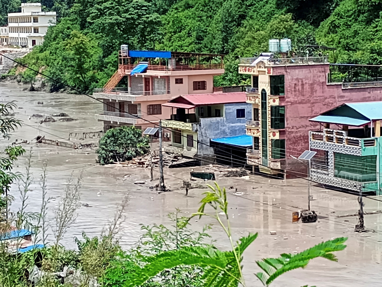 尼泊爾北部發生山洪，警方已在受災地區找到16名遇難者遺體。（路透社）