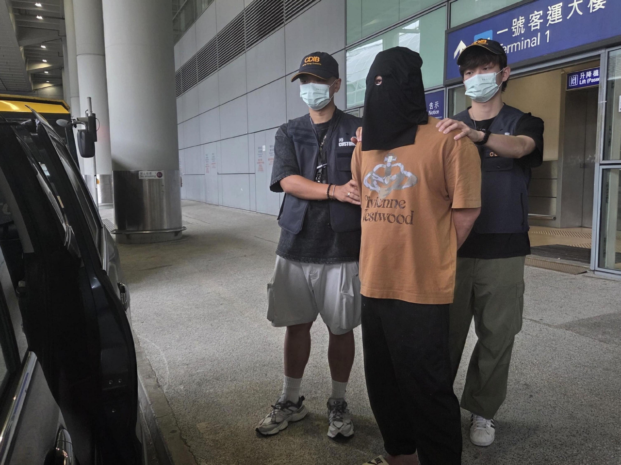 一名40歲內地男旅客昨由吉隆坡飛抵本港，寄艙行李夾層內藏約兩公斤懷疑氯胺酮，被海關拘捕。(政府新聞處)