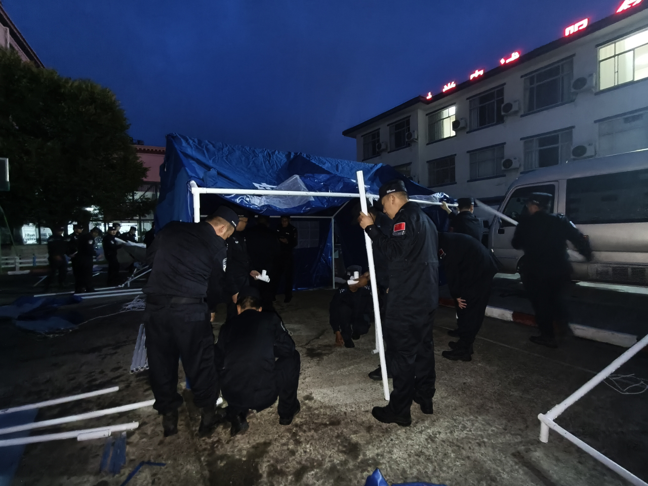 民警在派出所營區為受災群眾搭帳篷。（新華社）