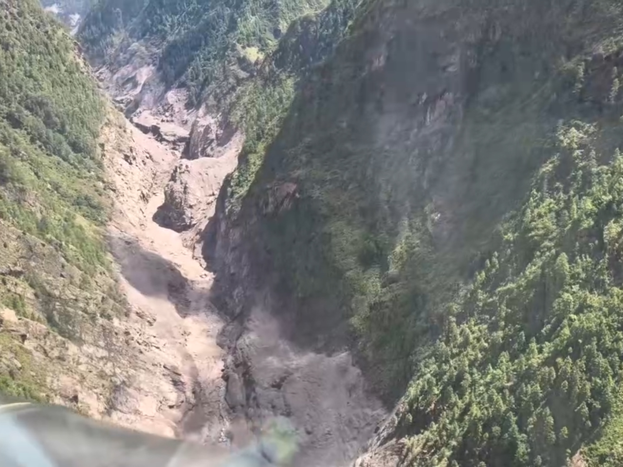 尼泊爾發生泥石流災害，造成西藏日喀則市吉隆縣吉隆口岸重大人員傷亡及失聯。（新華社）