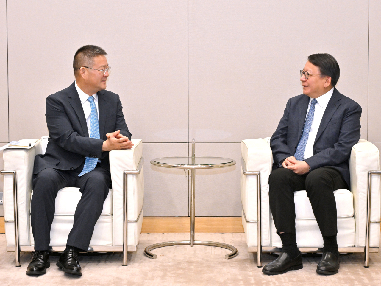 陳國基（右）與青海省人民政府副省長劉濤（左）會面。（政府新聞處）