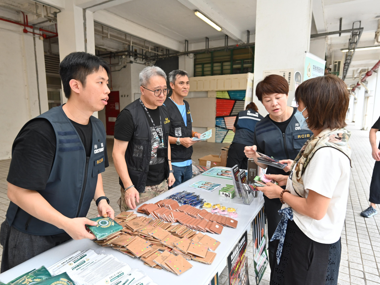 海關人員向居民介紹海關打擊私煙的工作。（政府新聞處）