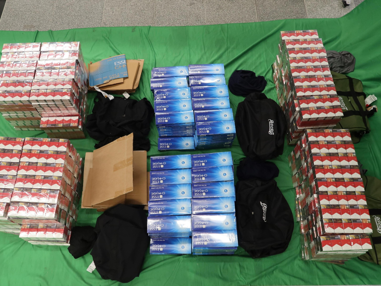 42歲抵港內地女旅客攜帶的個人行李內檢獲的未完稅香煙。(政府新聞處)