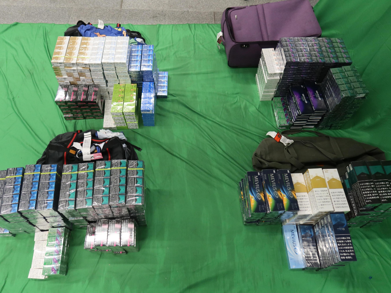 一名入境男旅客因進口未完稅香煙，未有向海關人員作出申報，以及進口另類吸煙產品，被判監10個月和罰款2000元。(政府新聞處)