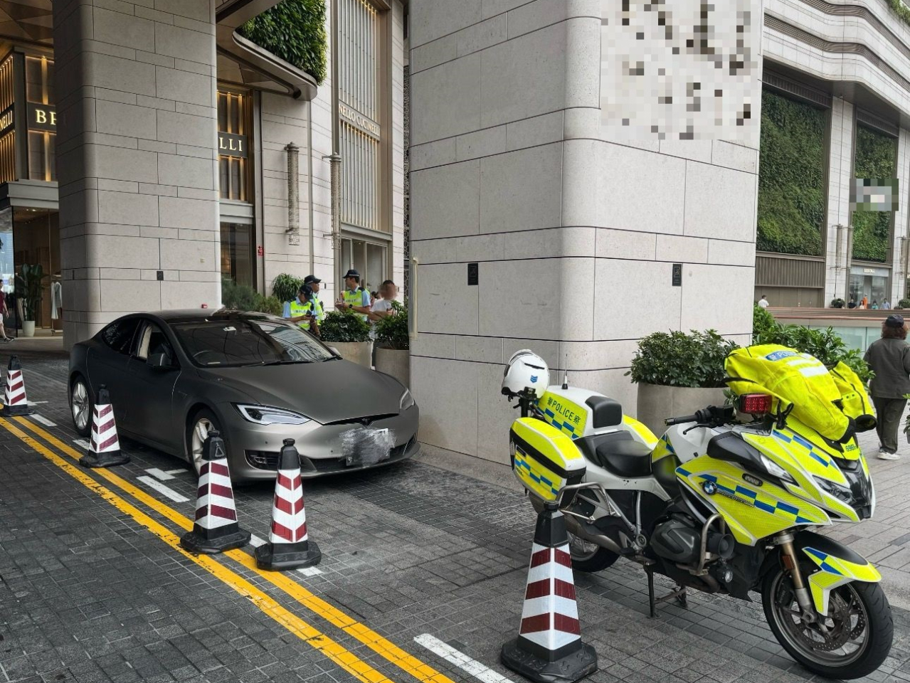 警方採取行動打擊白牌車，兩名本地男司機被捕。（警方提供）