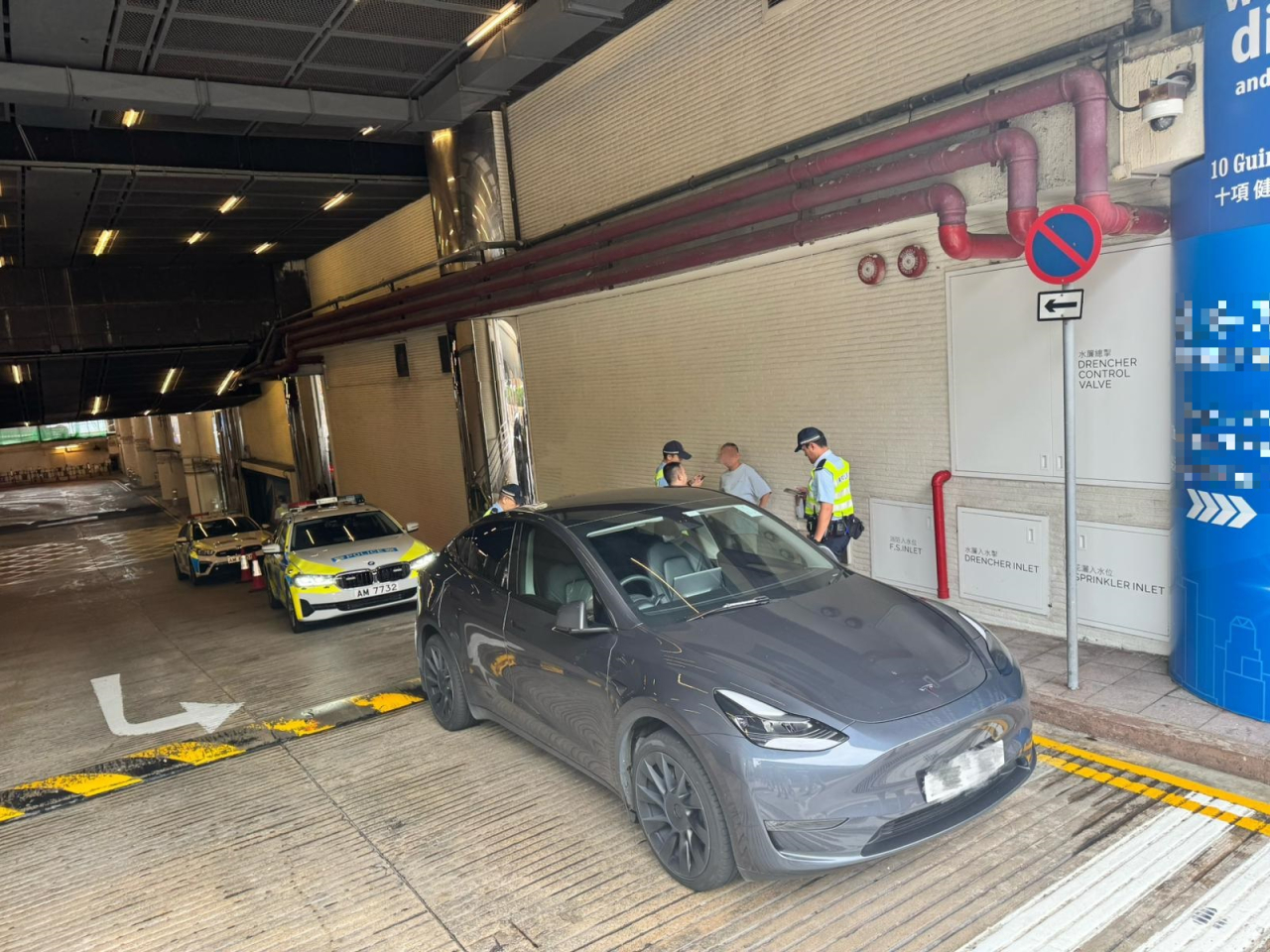 方派員喬裝乘客，透過網上平台租用兩輛私家車，分別前往油尖區內不同地點。（警方提供）