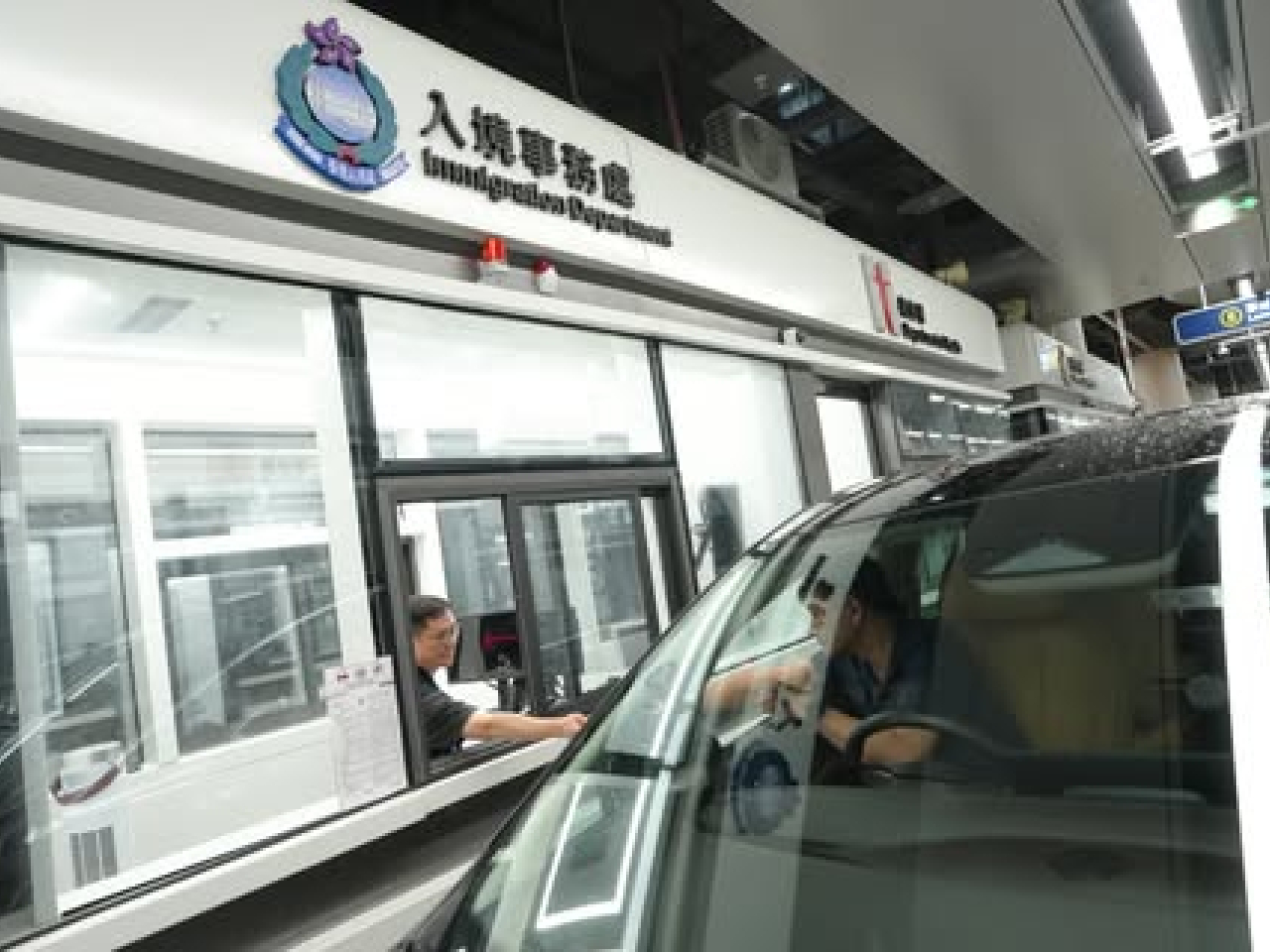 入境處進行車輛出入境實戰演練，模擬車輛出入境流程及突發系統故障的處理程序。（入境處社交平台）