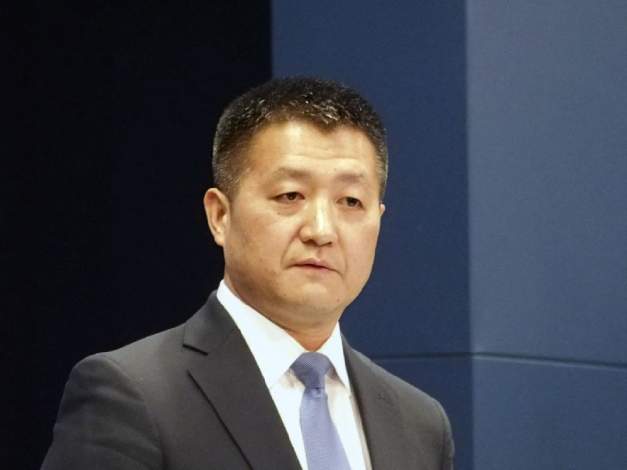 伊佐進一會後引述陸慷(圖)表示，只要高市的涉台國會答辯和對台認知不變，中方就不會改變對日政策，要求日方撤回相關言論。(法新社資料圖片)