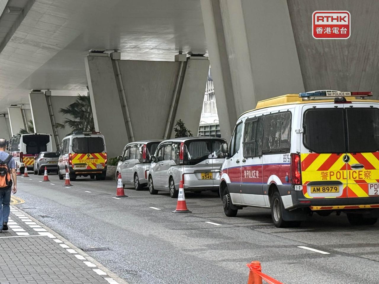 早上法院大樓外保安加強，停泊多輛警車戒備。（盧紫菁攝）