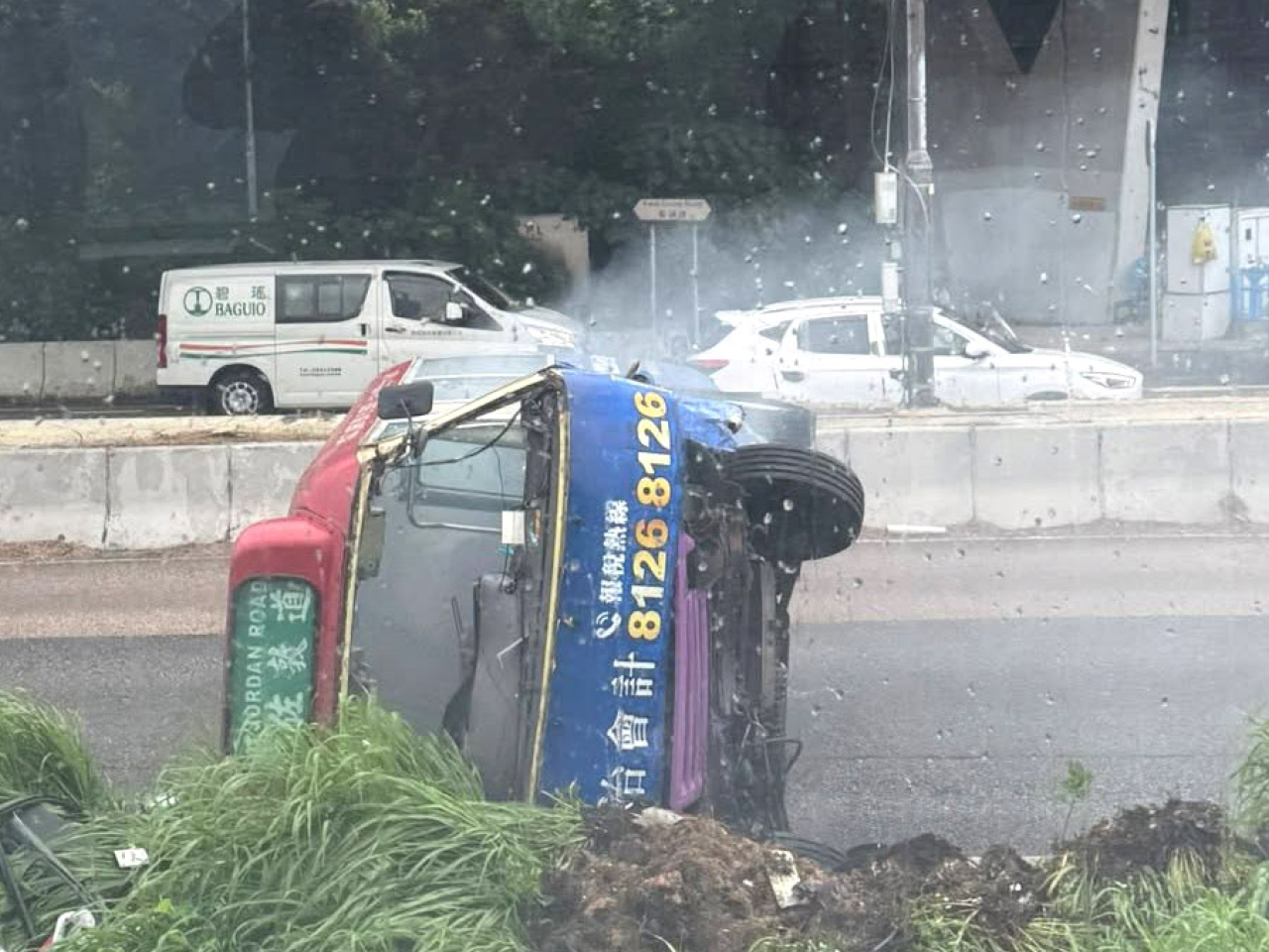 一輛小巴沿葵涌道西行，突然失控撞壆向右翻側，橫臥在兩條行車線。（網上圖片）