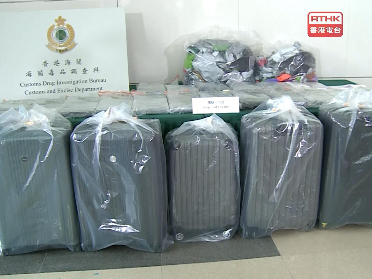 海關在男子隨身背囊內檢獲懷疑可卡因後，再在其住宅單位再檢獲一批懷疑可卡因。（張連登攝）