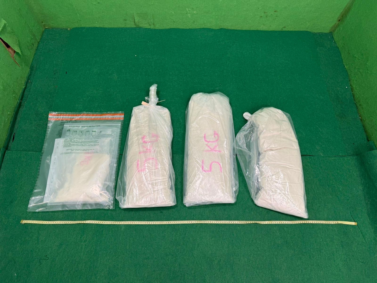 海關在該名抵港的烏克蘭籍男子行李內，檢獲懷疑氯胺酮。（政府新聞處）