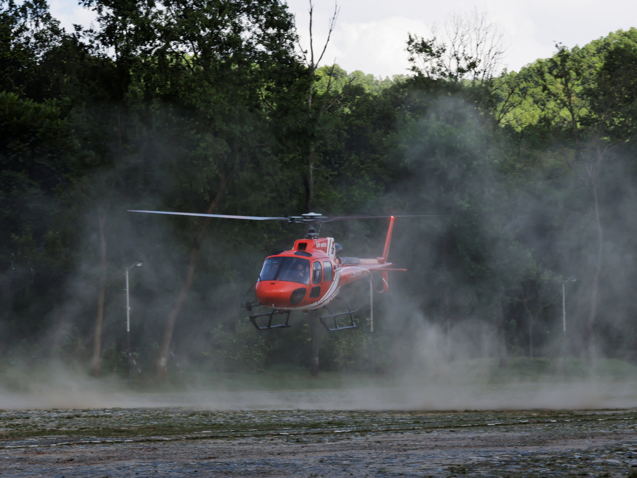 A helicopter rescue crew ferries victims in Trishuli, Nepal. Photo: Reuters