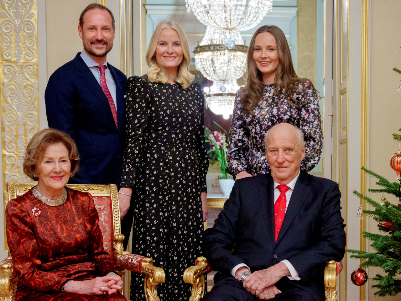 King Harald and Queen Sonja with Crown Prince Haakon, Princess Ingrid Alexandra and Crown Princess Mette-Marit pose for a Christmas photo in 2024. File photo: Reuters