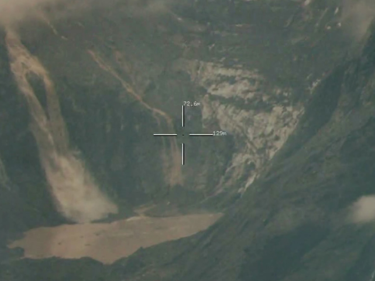 解放軍無人機今日拍攝的照片，顯示泥石流災區內一處堰塞湖。（新華社）