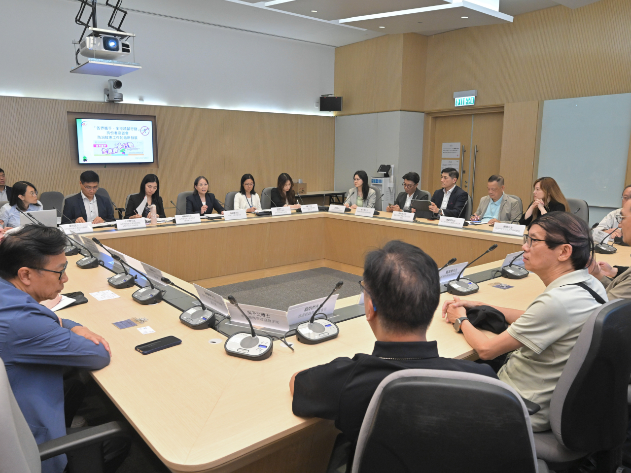 環境及生態局與業界代表會面，談及政府在防治鼠患及蚊患方面最新進展。（政府新聞處）