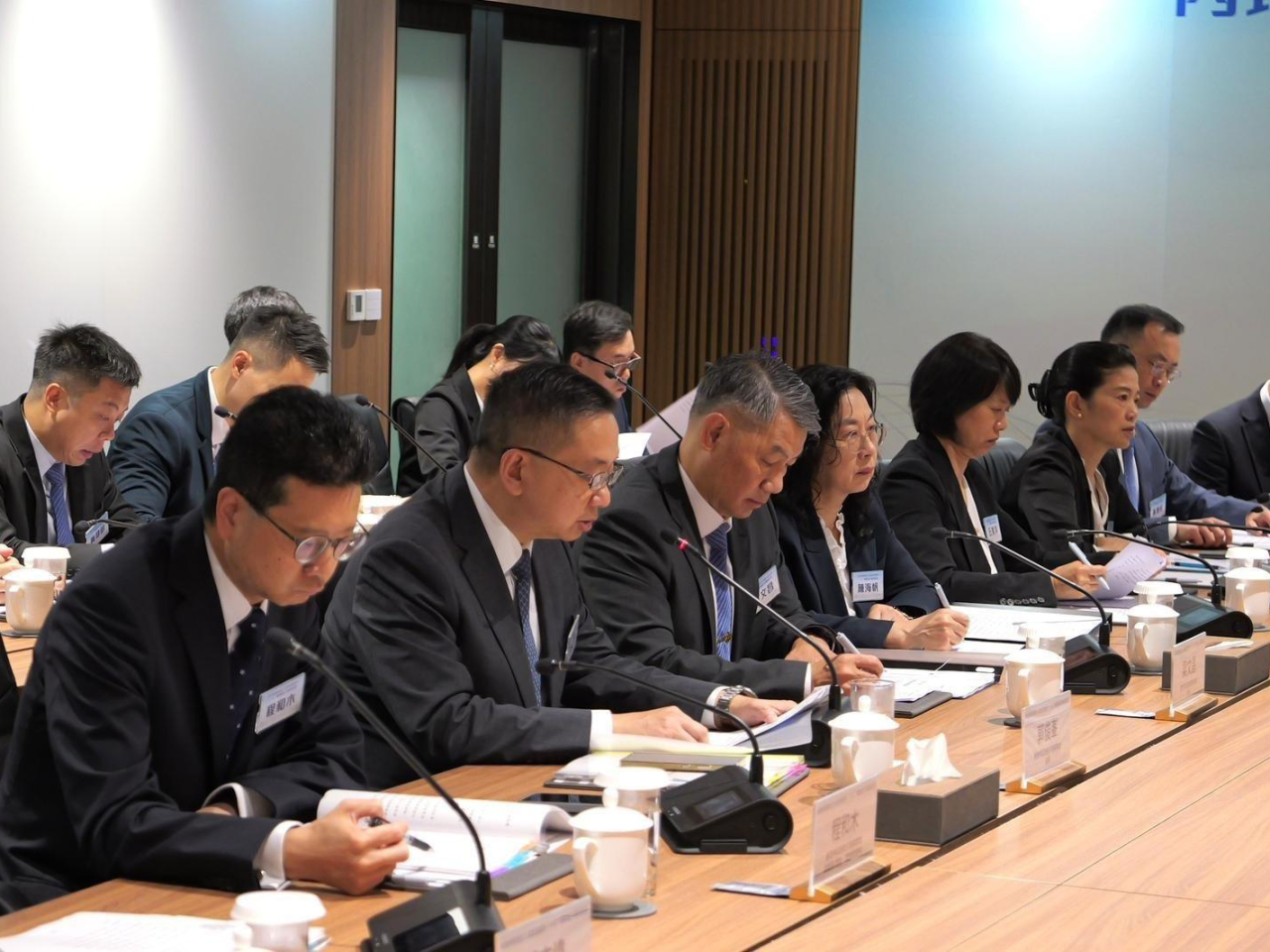 入境處於總部舉辦2026年度內地與港澳出入境管理部門「1+2」聯繫協作機制會議，入境處處長郭俊峯於會議上發言。（政府新聞處）