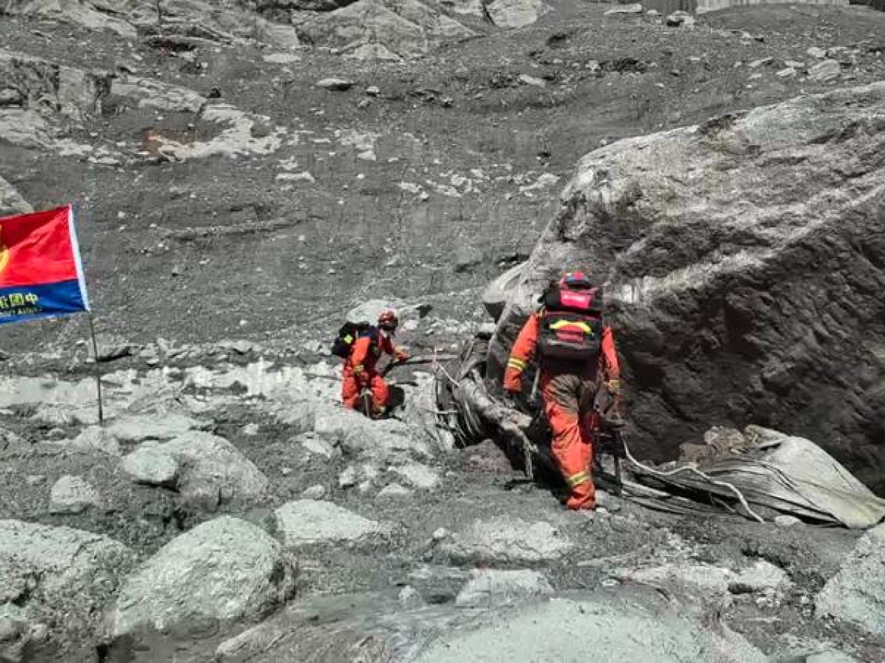 救援隊伍以水陸空方式推進，一支消防救援隊伍昨日下午抵達受災最嚴重的吉隆口岸區域搜救。(新華社)