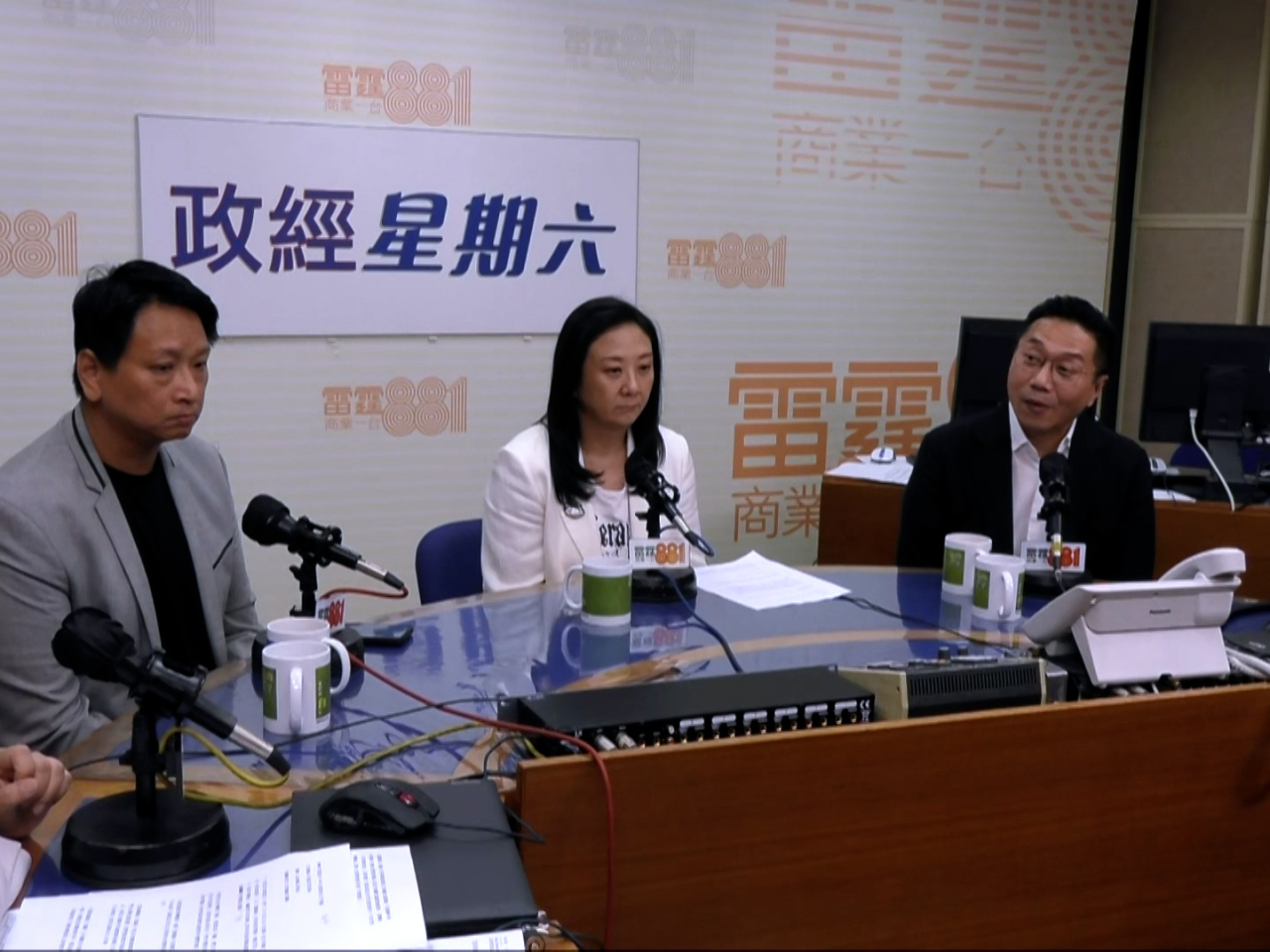 邵家輝（右）提到，本港人口結構老化，應吸引更多人才來港，例如考慮北都移民計劃，相信可以帶動人口。（商台節目截圖）