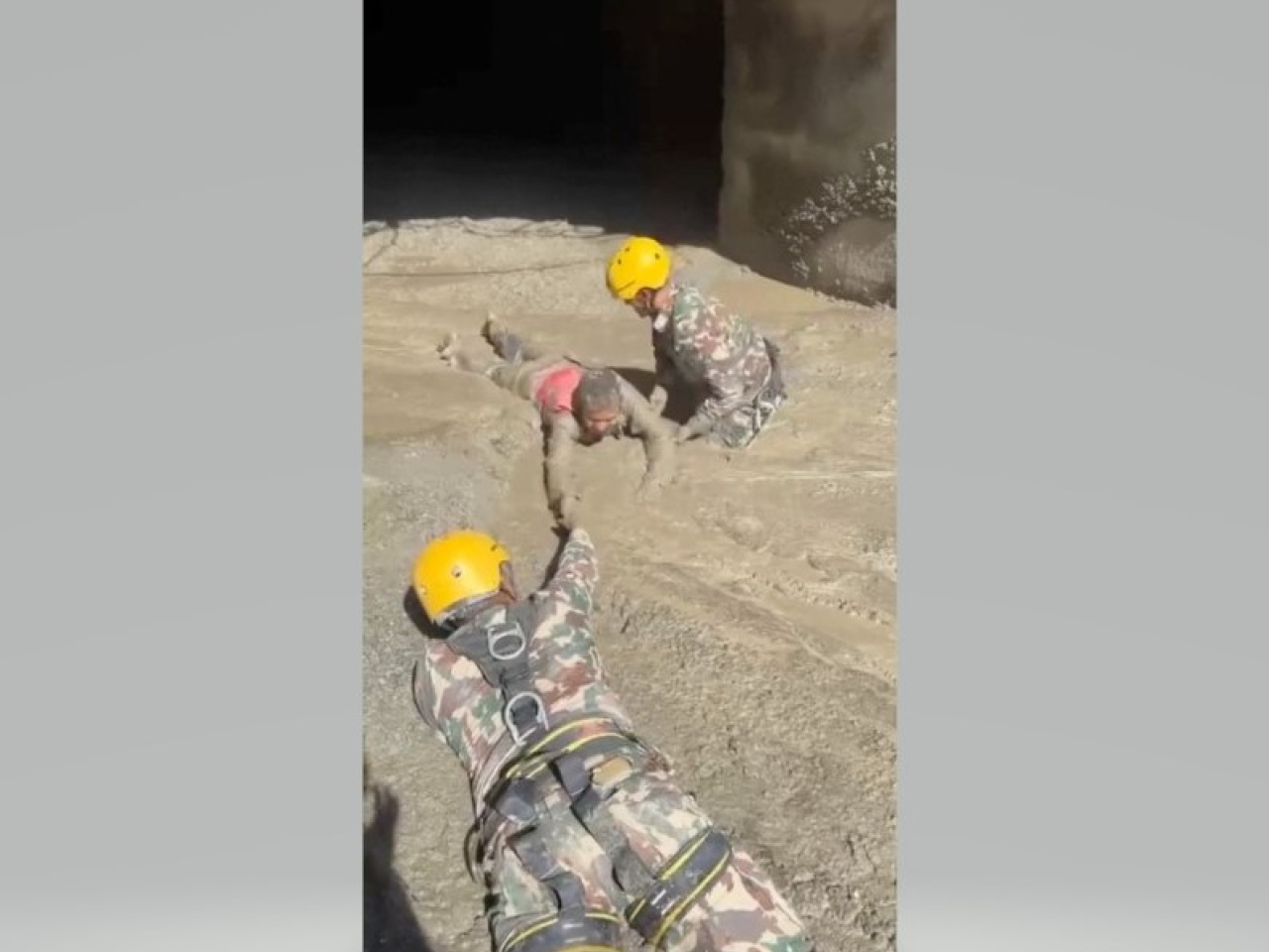 尼泊爾軍人在隧道救出被困人員。(路透社)