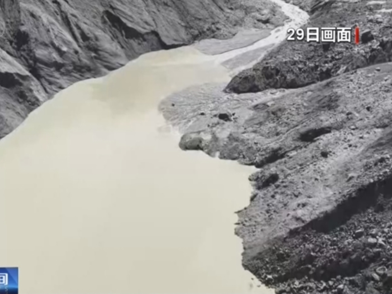 央視新聞報道，由於持續落雨，吉隆藏布河水位大幅上漲，水流加快。（央視新聞截圖）