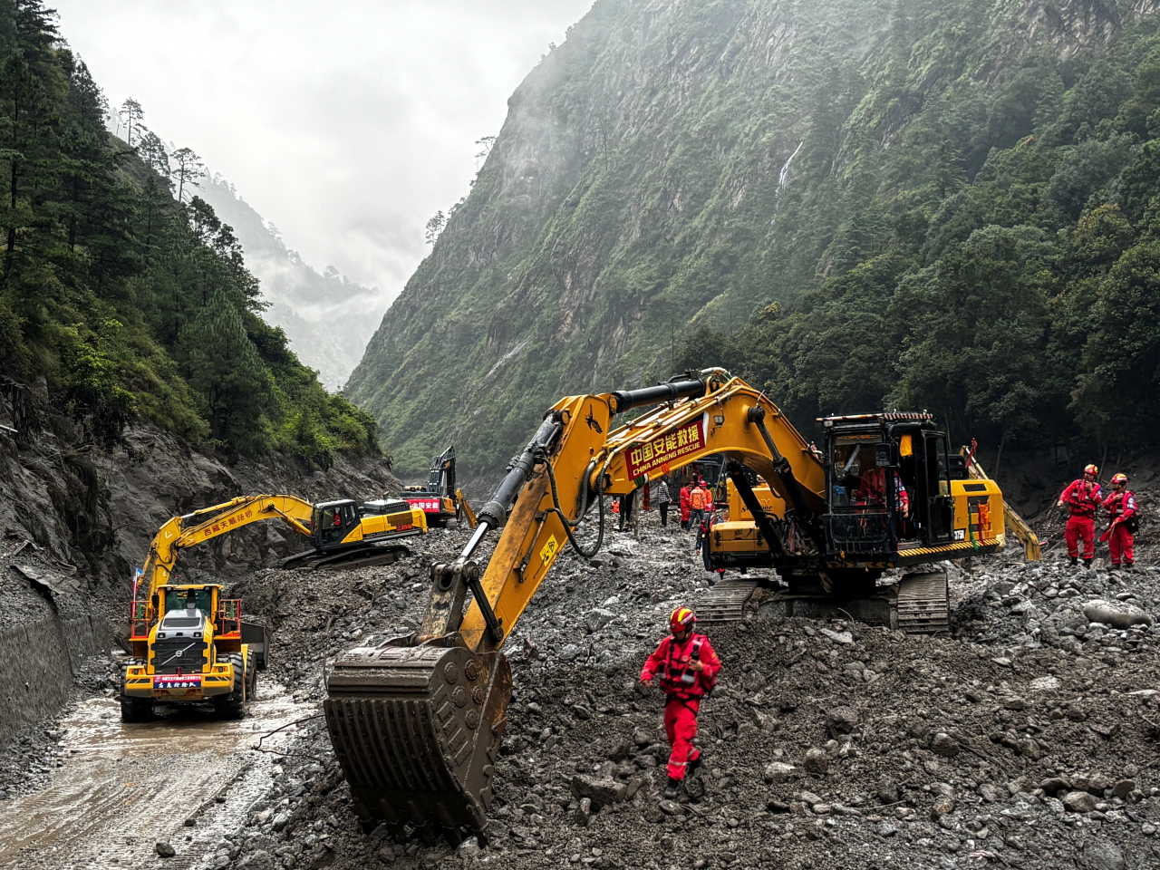 Rescue workers repair a damaged road leading to Gyirong Port, in Xizang Autonomous Region, following a mudslide. Photo: Reuters
