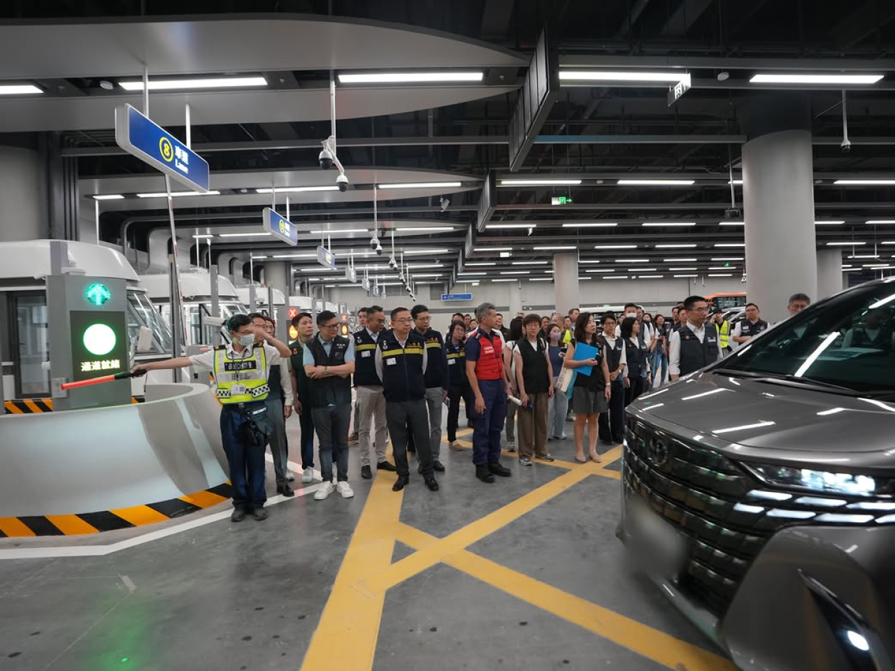 參與者演練私家車乘客落車前往隨車人員出境大堂辦理出入境手續。（入境處社交網頁圖片）