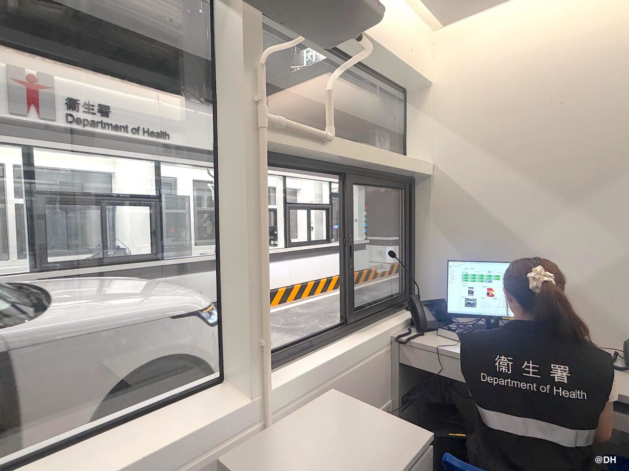 署方表示，演練首次測試供車輛通關的「聯合一站式」車道，設置在車道旁的「信息採集一體機」。（衞生署社交專頁圖片）