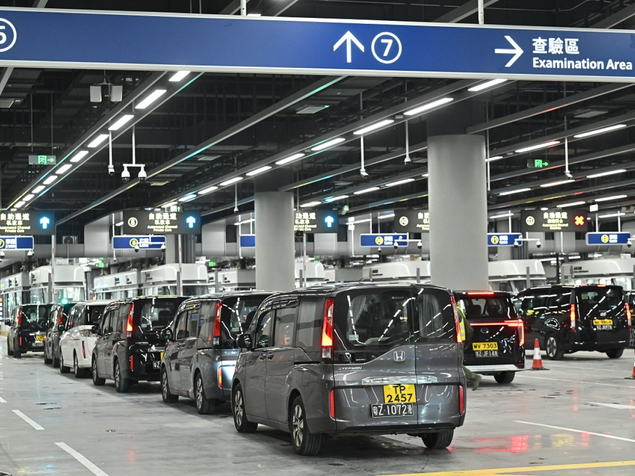 參與車輛按指示分批經新連接路駛入口岸。（政府新聞處）
