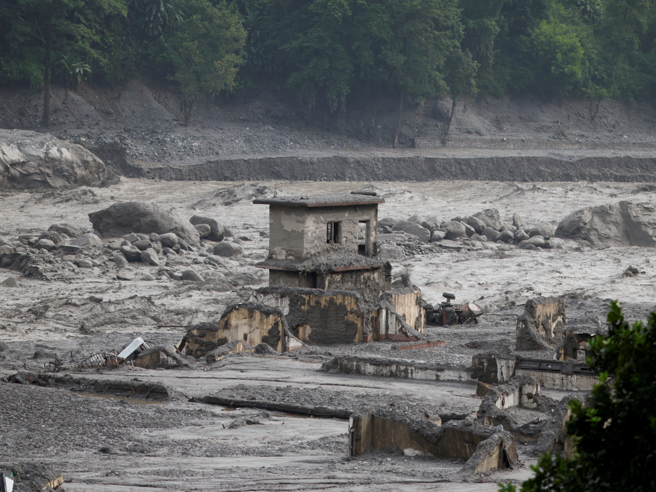 尼泊爾泥石流增至734人遇難。（路透社）