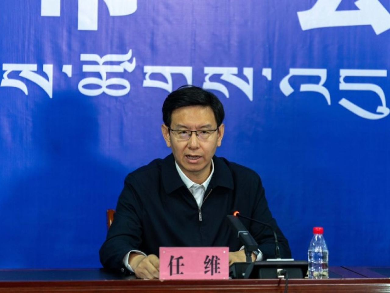 西藏自治區常務副主席任維表示，主要從三個方向搜救。（新華社）