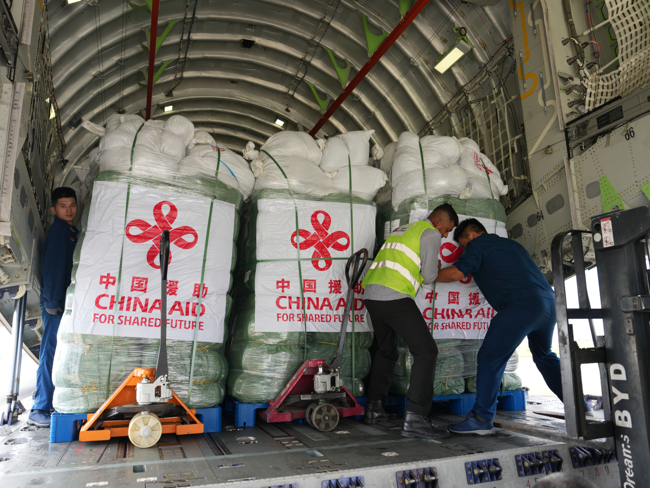 在尼泊爾加德滿都國際機場，工作人員準備搬運中國救援物資。（新華社）