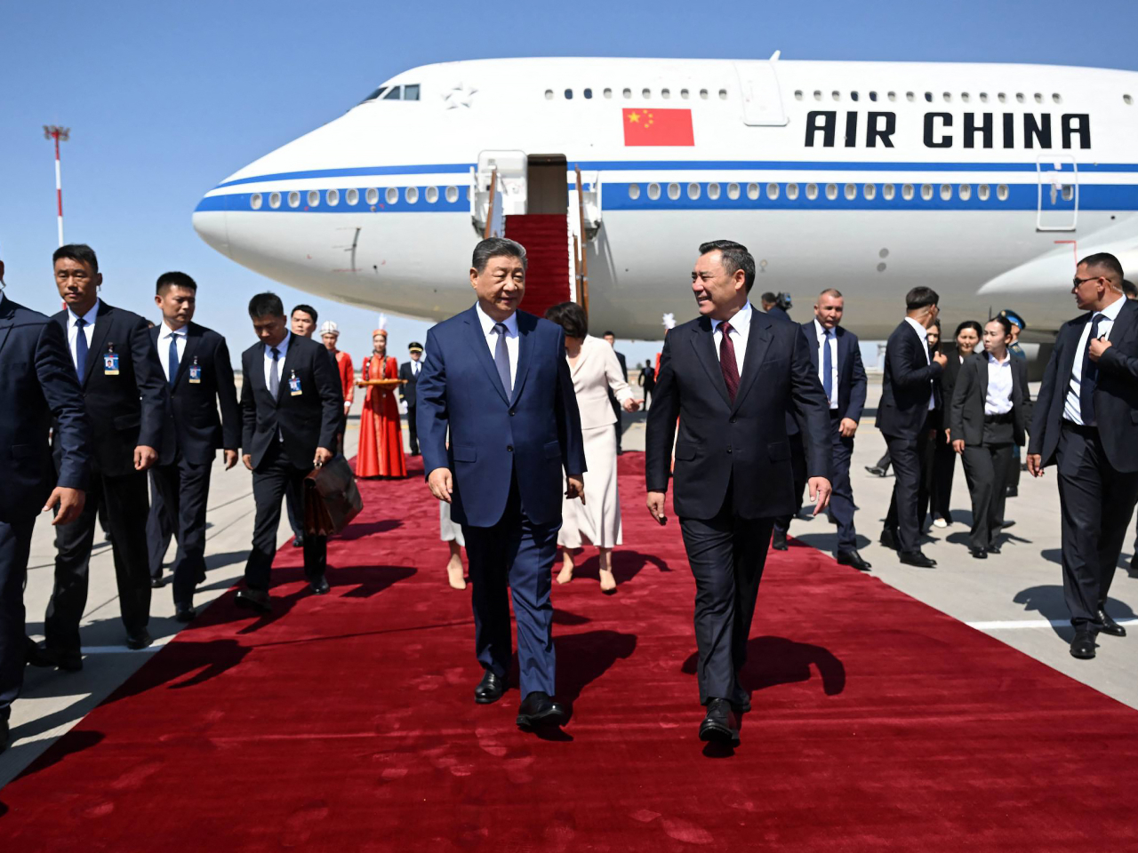 Kyrgyz President Sadyr Japarov and his wife welcomed Xi Jinping and First Lady, Peng Liyuan, at the Manas International Airport. Photo: AFP/Kyrgyz Presidential Press Office