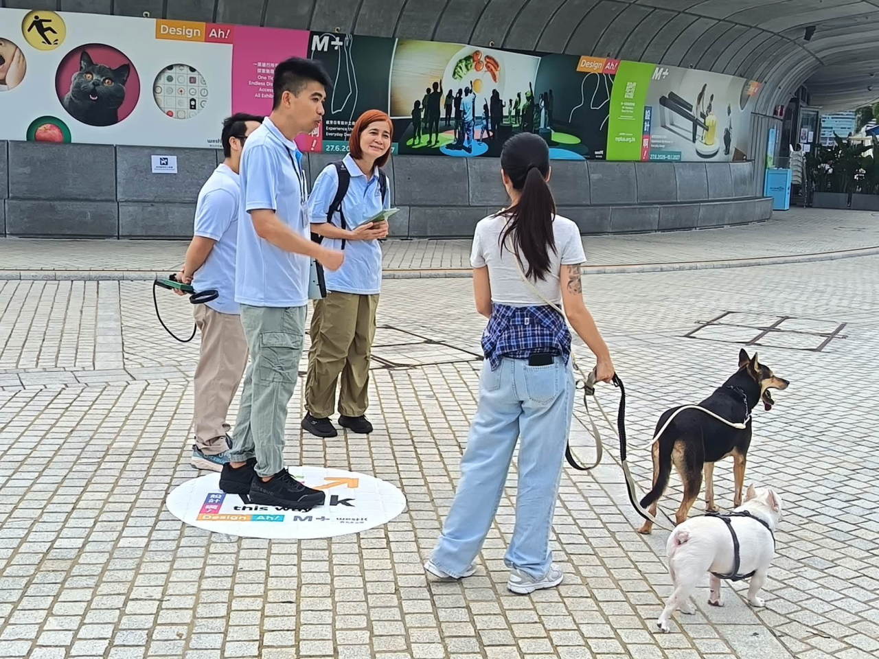 漁護署人員於西九龍海濱長廊進行妥善控制狗隻巡查及執法行動。（漁護署社交專頁）