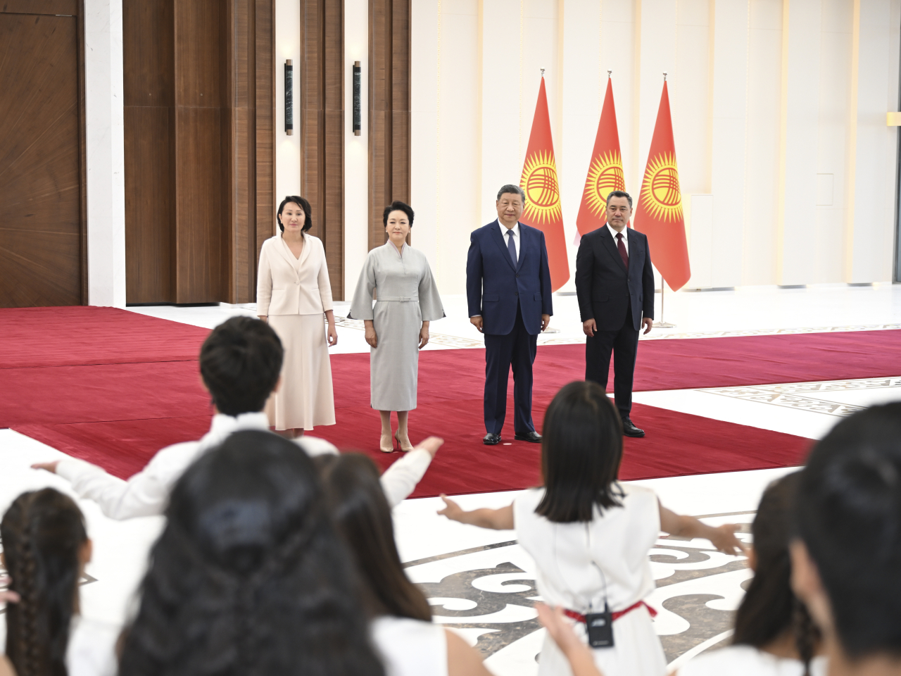 習近平和夫人彭麗媛，昨晚應邀與吉爾吉斯總統扎帕羅夫和夫人扎帕羅娃，在總統官邸共進晚餐。（新華社）