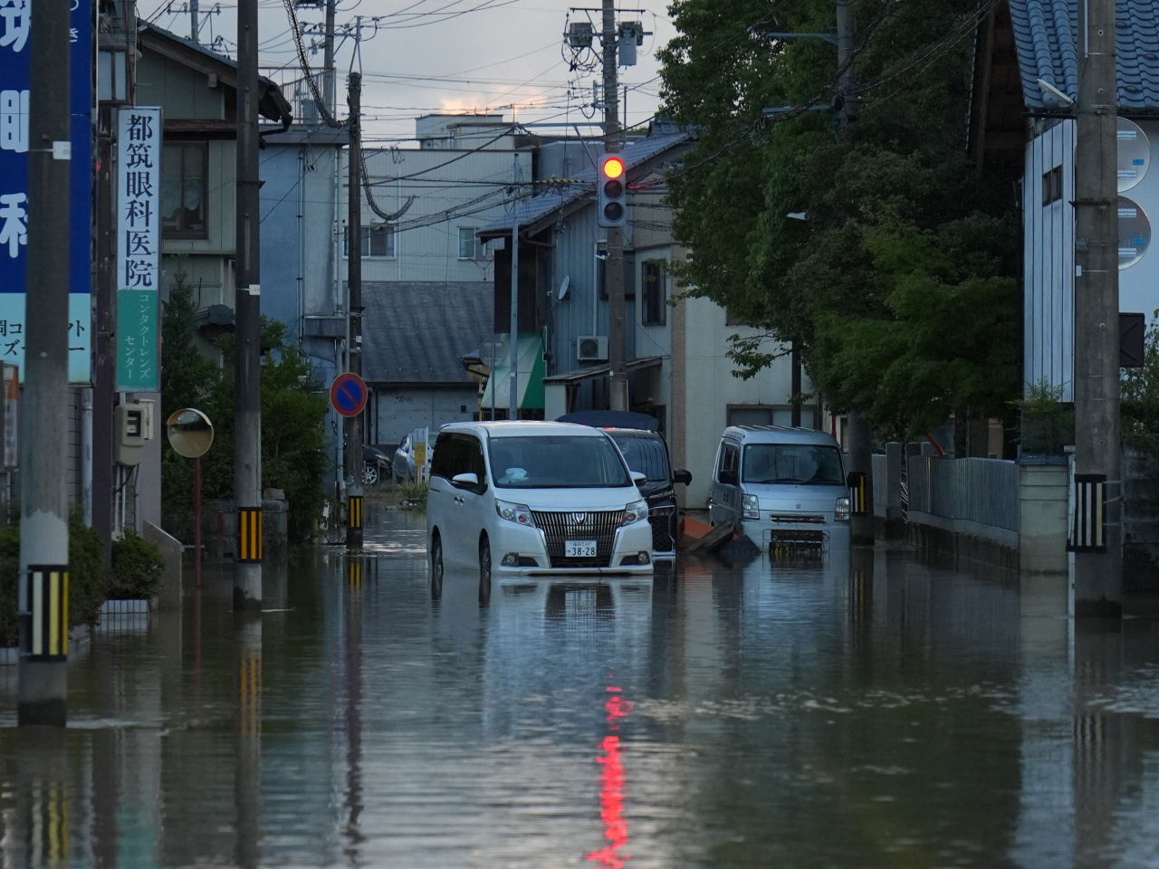 福井縣發生最少4宗地質災害，有車輛被困在水浸的道路中。（法新社）