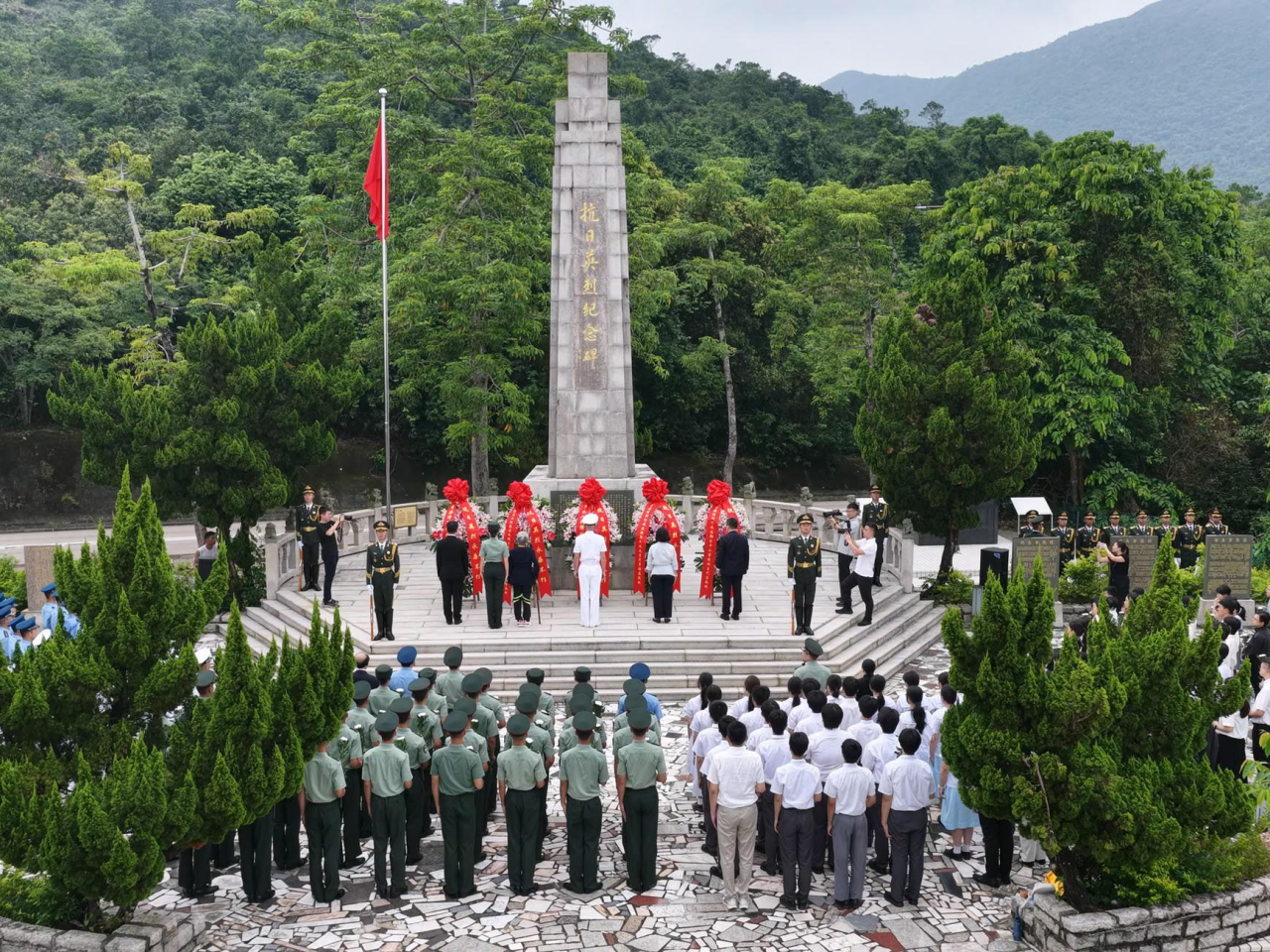 駐香港部隊官兵與香港社會各界代表共同瞻仰斬竹灣等抗日英烈紀念碑。（政府新聞處）
