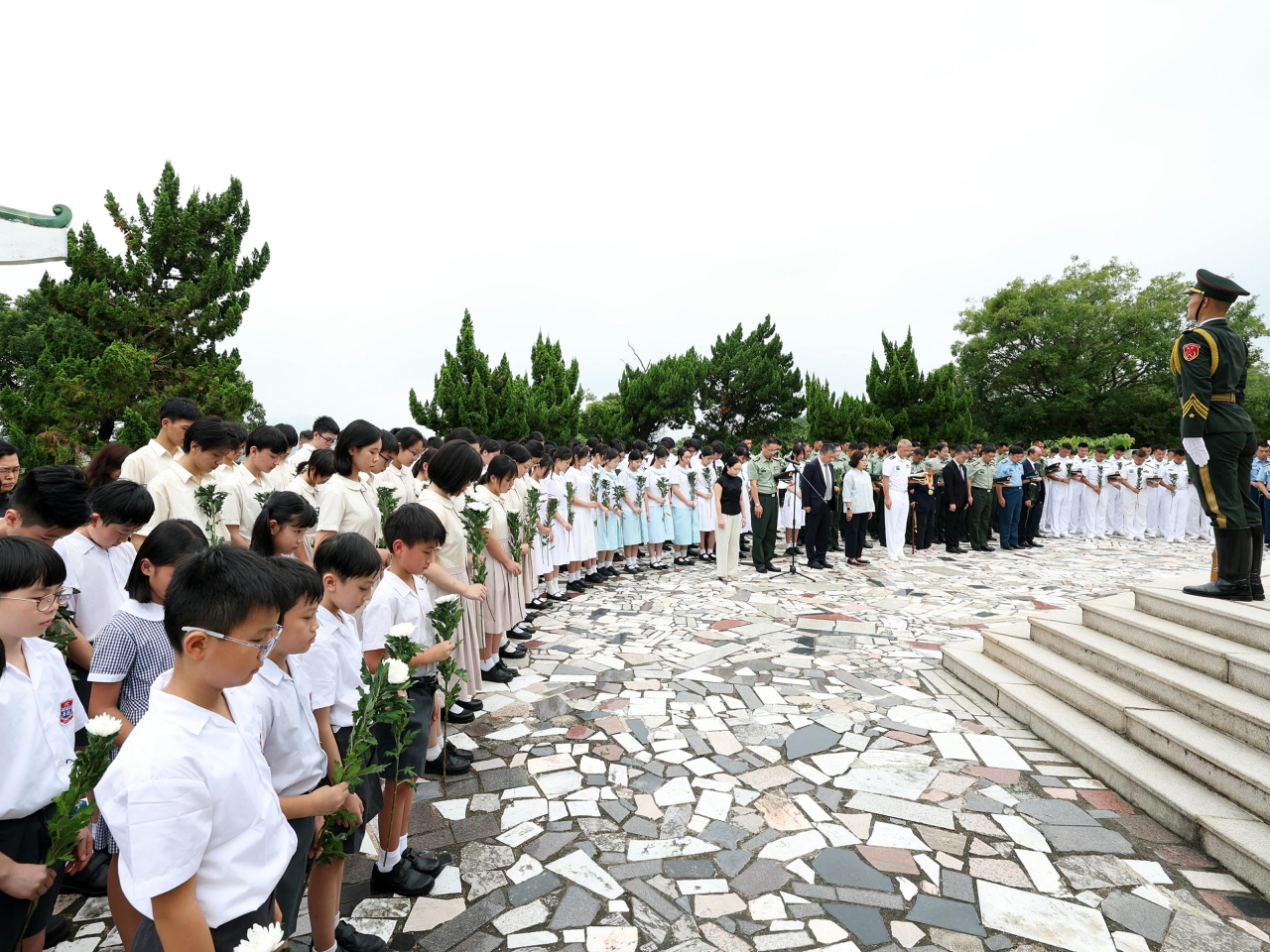 參加活動的包括駐香港部隊官兵和多所中小學師生代表，教育局、民政及青年事務局官員，原東江縱隊港九獨立大隊老戰士等各界代表共200多人。（政府新聞處）