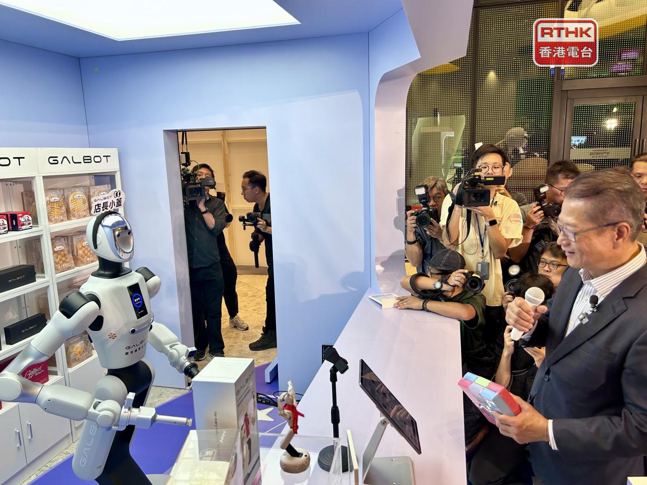 本港首家機器人全自主零售店周二正式營運，陳茂波率先在啟德分店進行首單交易。（羅煒皓攝）