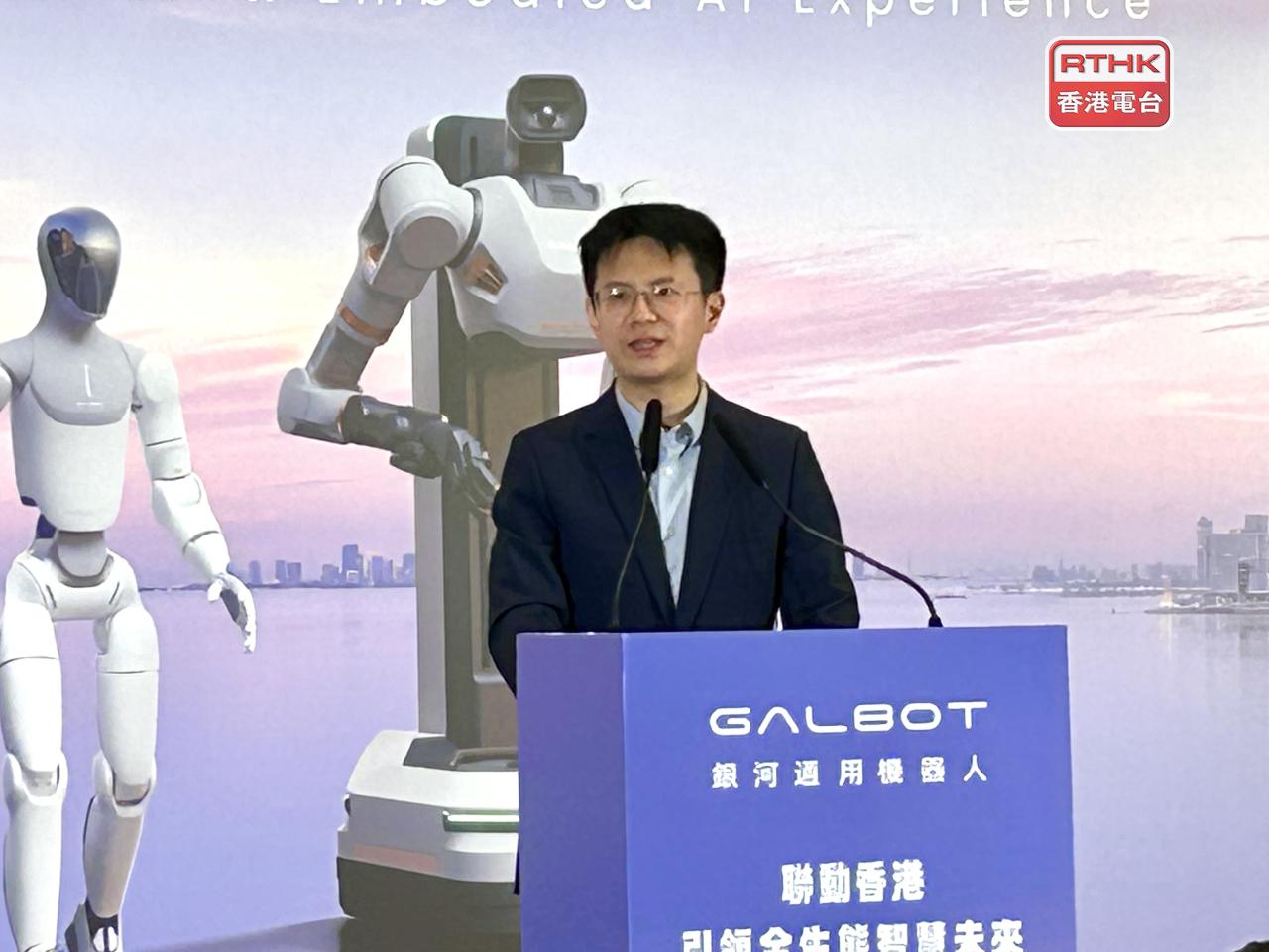王鶴稱希望與香港高等院校、科研機構等共建具身智能實驗室，推動技術研發和成果落地。（羅煒皓攝）