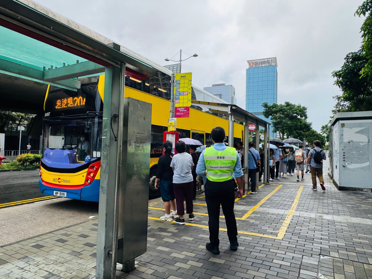 運輸署派出約100人，實地監察港九新界主要公共運輸交匯處、車站、學校區、陸路口岸及隧道等交通情況。（運輸及物流局社交網站圖片）