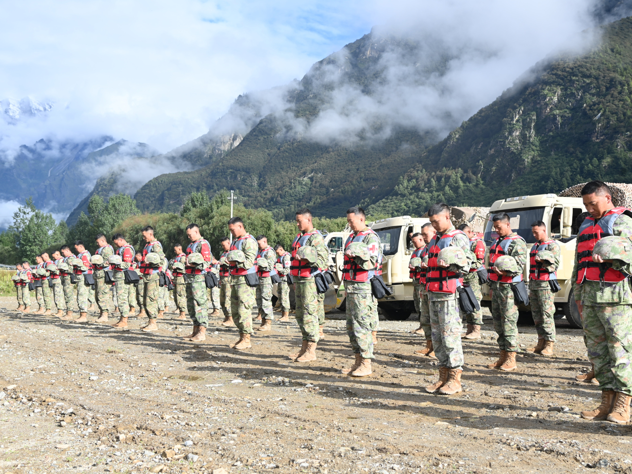 西藏日喀則軍分區官兵在哀悼活動中默哀。（新華社）