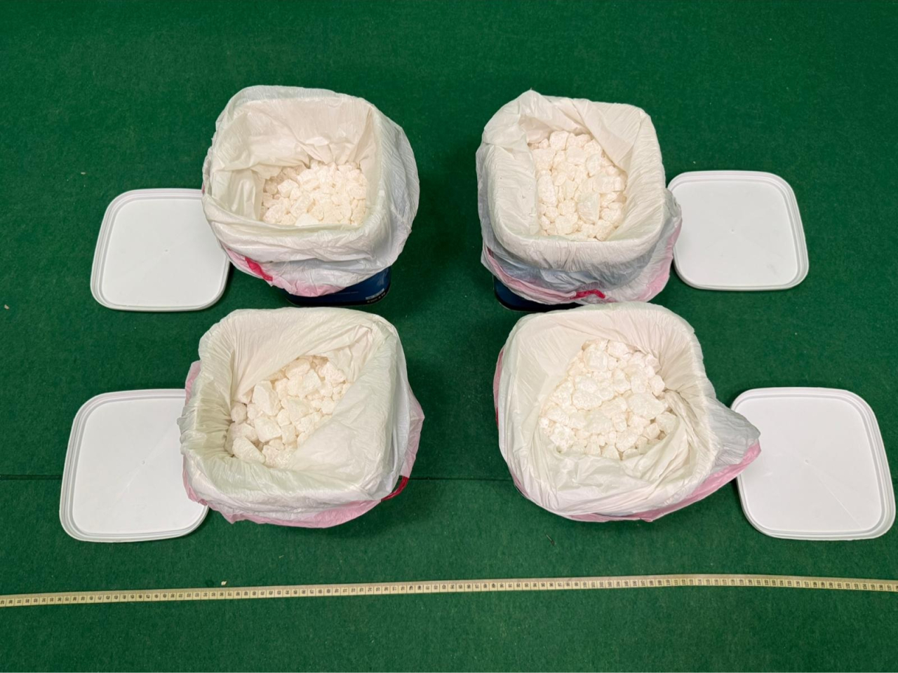 海關於報稱載有游泳池消毒劑的空運包裹，發現藏於4個膠桶內的該批懷疑氯胺酮。（政府新聞處）