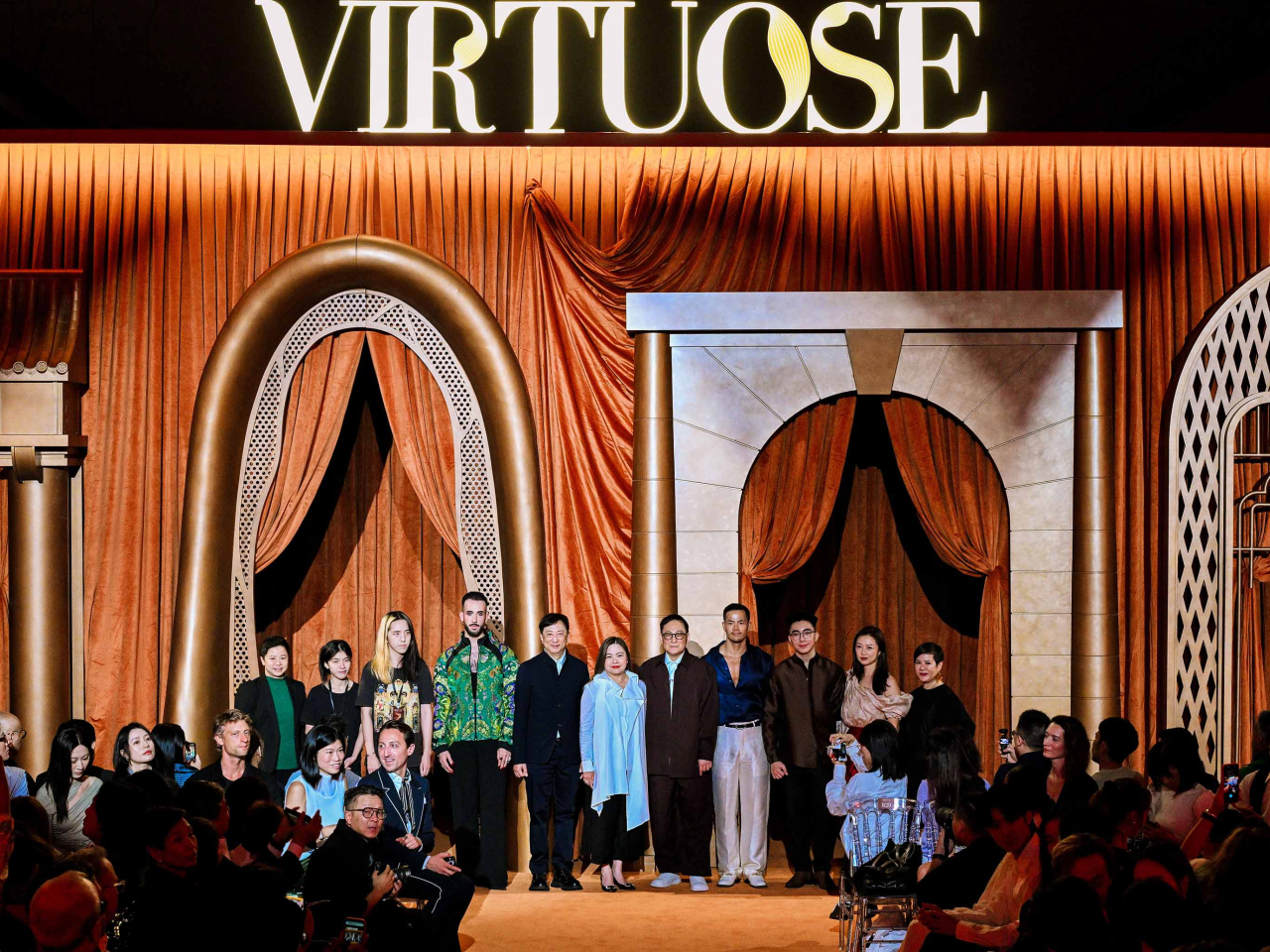 文體旅局局長羅淑佩（中）出席開幕節目「VIRTUOSE：高級訂製服的藝術2026」。（政府新聞處）