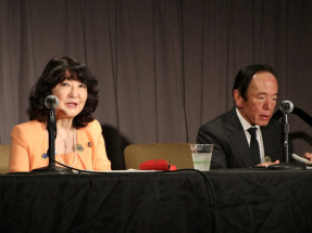 植田和男（右）表示，由於金融環境依然寬鬆，日本央行將繼續加息。（法新社）