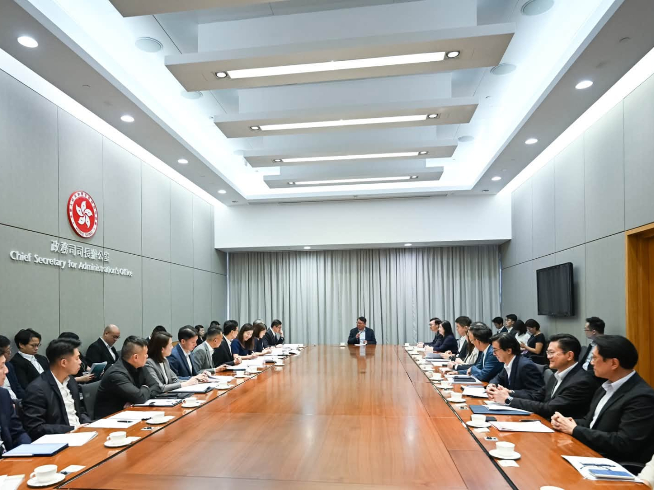 陳國基聯同十多個政策局及相關部門，召開跨部門準備工作會議，全面檢視近日多場大型演練的整體成效。（陳國基社交專頁圖片）