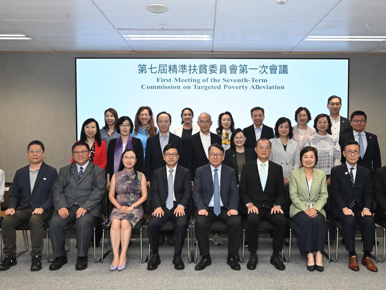 陳國基（前排右五）主持第七屆精準扶貧委員會第一次會議。（政府新聞處）