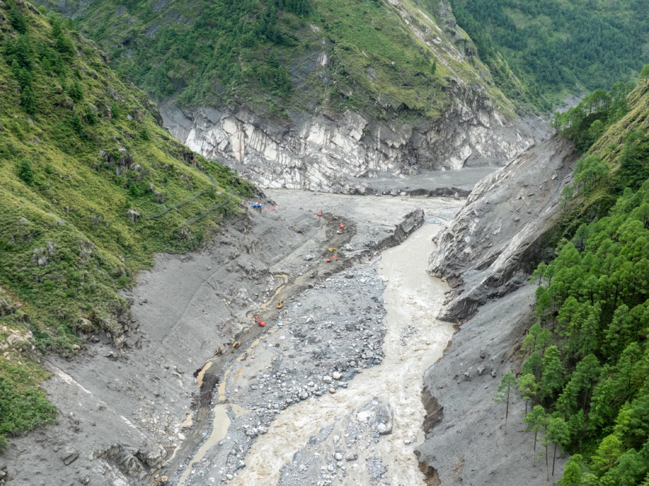 黃卓指江村至吉隆口岸地質災害氣象風險較高，需加強防範持續性降雨和短時強降雨引發的二次災害。（新華社）
