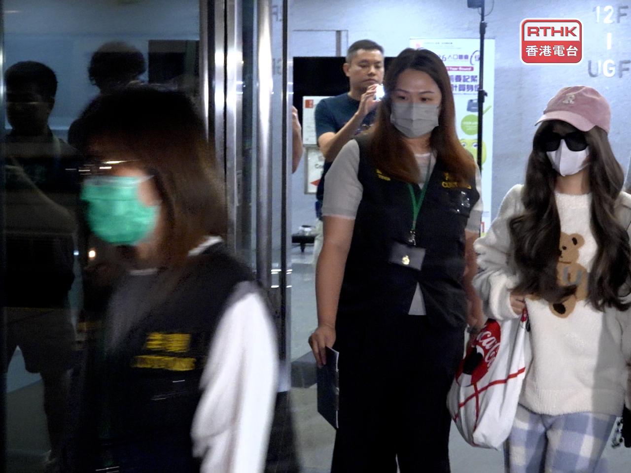 海關拘捕涉案公司一名22歲沙田分店女銷售員，涉嫌違反《商品說明條例》。（孔令輝攝）　