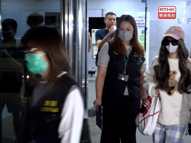 海關拘捕涉案公司一名22歲沙田分店女銷售員，涉嫌違反《商品說明條例》。（孔令輝攝）　